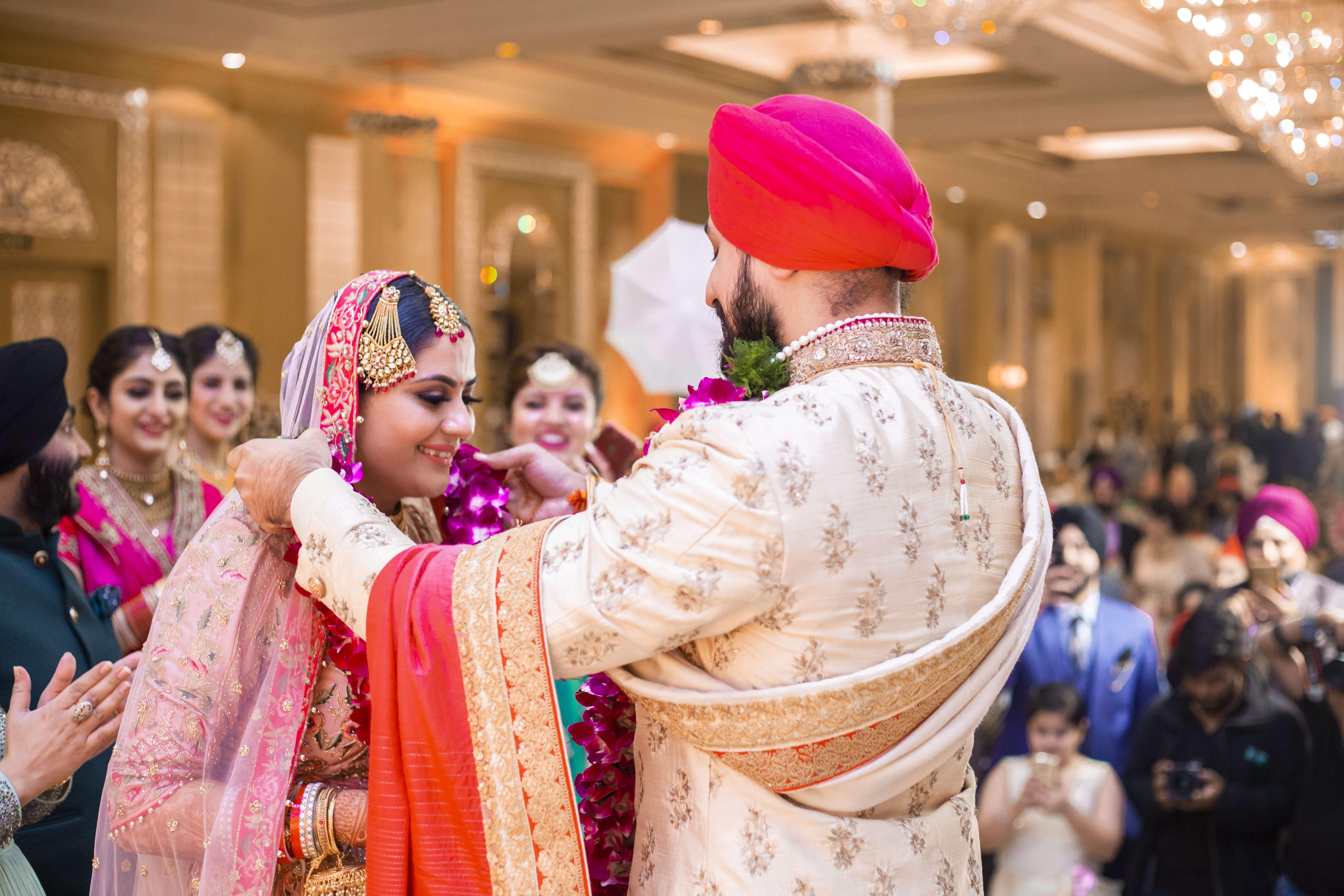 Candid vs Traditional Wedding Photography: Which Is Right for You?